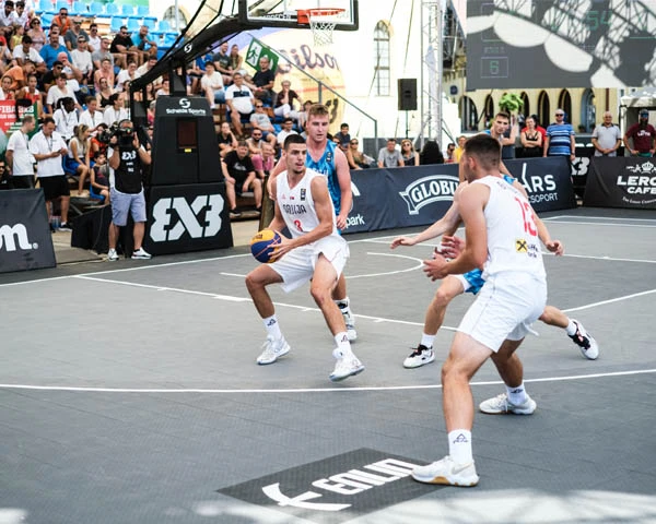 But is it truly the best option for your space? In this article, we will examine the pros and cons of rubber basketball court flooring, its applications for indoor and outdoor courts, maintenance tips, and how it compares to traditional flooring types.